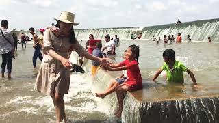 🇰🇭 បាចទឹកដាក់គ្នានៅទំនប់ម្កាក់ពិតជាសប្បាយមែន Siem Reap City Tour