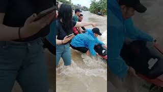 Aksi heroik Babinsa kodim maros selamatkan warga yang hampir terseret aus banjir