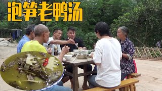 齐心协力搭好鸭棚，幺妈捉只鸭子炖老鸭汤，配上泡笋子，好巴适【幺妈和幺叔】