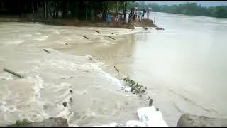 সুরমা নদীর ডাইক ভেঙে পানি ঢুকতেছে সিলেট জেলার সীমান্তবর্তী এলাকা জকিগঞ্জ ও কানাইঘাট উপজেলা দিয়ে।