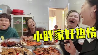 小胖家人热情招待，弯弯品美食游乡村，淳朴的风土人情真让人留恋【弯弯乡村日常】