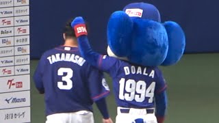 頭をポンポンすると見せかけて高橋周平のおしゃれパーマをつまむドアラ (2021/10/05)