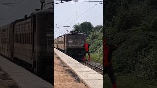 ரயில் வரும் போது 😡🧐 Train cross lorry 🚂 omg #trending #shorts #shortvideo #ytshorts #train