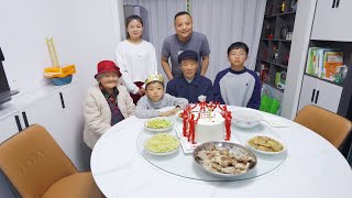 孩子过生日，80多岁父母送上祝福，做红烧肉炖羊排吃蛋糕，感动了