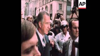 SYND 11-10-73 AGNEW LEAVES COURT ROOM AFTER TAX EVASION HEARING