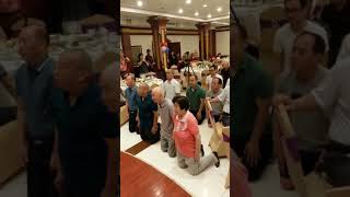 百岁老人过寿宴，底下跪倒一片，好感动Chinese centenarians have a birthday banquet, and they are stunned underneath.