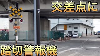 交差点にポツンと立つ踏切警報機の謎