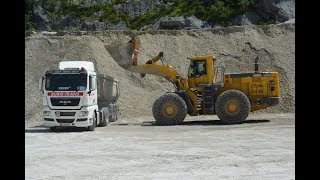 Komatsu WA600 loads highway trucks