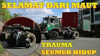 A SECOND-MINUTE MOTORCYCLE ACCIDENT TRUCK CONTAINER-MOTORCYCLE ACCIDENT BIKE VS TRUCK