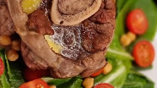 Оссо буко на овощной подушке с лёгким салатом на гарнир . . #рецепт вкусного ужина  #оссо буко