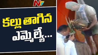 MLA Ramulu Naik Drinks Toddy in MLC Election Campaign | Ntv