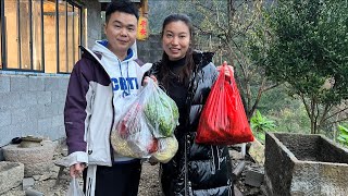 买了菜来李俊的小院做饭，小唐下厨，看看他手艺如何