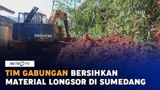 Tim Gabungan Bersihkan Material Longsor di Sumedang