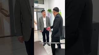 嚣张小伙错 把董事长当员工欺辱，怎料亮出身份彻底傻眼了#正能量#生活#剧情