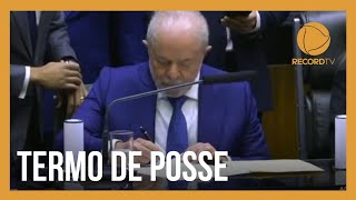 Lula assina o termo de posse