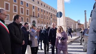 Il bacio di saluto tra Meloni e Salvini dopo il processo OpenArms all'inaugurazione di Piazza Pia