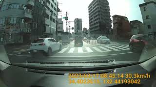 直前で車線変更、危険運転‼️