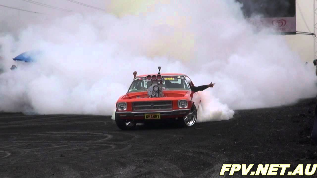 BLOWN V8 HOLDEN HQ ( KRANKY ) BURNOUT AND CATCHES FIRE AT SUMMERNATS 25 ...