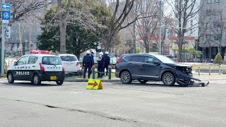 札幌大通公園に車“突っ込む” 乗用車2台絡む事故 前部分大破 大きなけがなし (22/04/09 10:15)