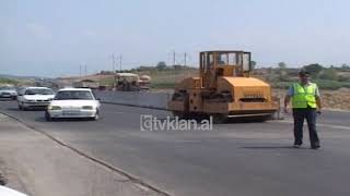 Autostrada Tirane-Durres e bllokuar, nisin perseri punimet - (24 Gusht 2001)