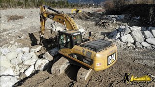 CATERPILLAR 323D SA Excavator Posing Rocks