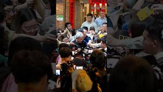 AI教父 黃仁勳 NVIDIA President and CEO Billionaire Jensen Huang, interacts with fans outside a restaurant