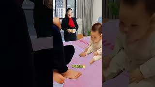 baby playing with family😂 아기가 호기심이 많아서 다리를 흔드는 것을 따라한다. 😍💜💜 ㅋㅋㅋ