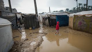 Dans le centre de la bande de Gaza, a pluie inonde les tentes des Palestiniens déplacés