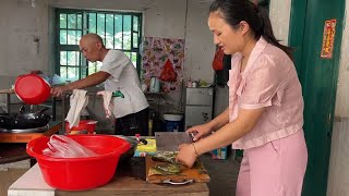 闺女在家买菜做饭，老妈下班回来不忘带点好吃的，又是一桌下饭菜