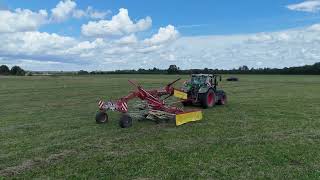 Fendt 724 raking hay with Pöttinger Top 722