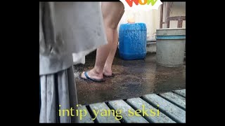 ngintip yang lagi di kamar mandi