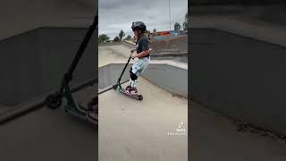 LEARNING HOW TO FEEBLE ON SCOOTER #scootering #scootertricks #scooter #howto #feeble #learning