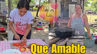 La Mami de Dayana Cocina un rico Almuerzo para el Grupo😱❤️