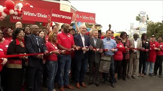 Winn-Dixie store opens to great fanfare at Gateway Town Center