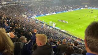 Erstmals volle Arena: Schalke 04 feiert 3:0 gegen Dynamo Dresden mit dem Team in der Nordkurve￼