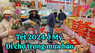 Người Việt đi chợ tết giữa trời mưa bão ở Mỹ