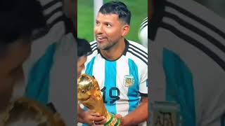 Bonito gesto de Argentina dejando al Kun Agüero levantar la copa del mundo #mundial #worldcup #kun