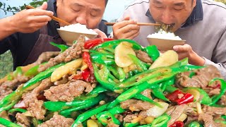 二弟摘3斤辣椒，做“爆炒牛肉絲”，辣得過癮，下飯吃真痛快【鐵鍋視頻】