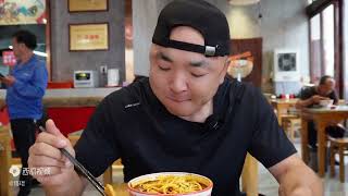 天水麦积悟琨吃牛肉面，十元一碗面一份肉太便宜了，连吃两大碗美