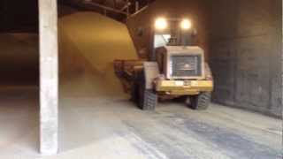 LiuGong 842III at work in a dusty animal feed application