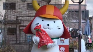 ひこにゃん、お世話係のお姉さんからクリスマスプレゼントをもらう