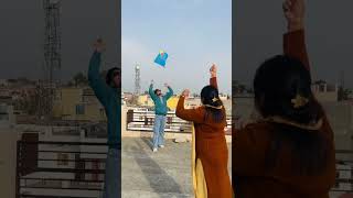 Mummy kite flying first time 🤣#kiteflying #shorts #patangbazi #patang #viralshorts