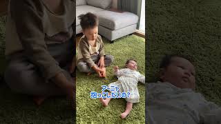 生後2ヶ月の妹が大好きな2歳児のお兄ちゃん。愛が溢れてます！Watch A 2-Year-Old Brother Who Loves His 2-Month-Old Sister.