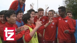 FC Bayern: Thomas Müller und Jerome Boateng kicken mit Flüchtlingen