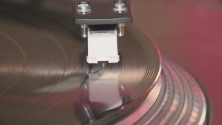 Vinyl records making comeback in popularity
