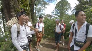 SERAM!!!! ODALAN DI GUNUNG BATUKARU KETIKA HUJAN, NGUSABHA DESA PUJUNGAN PURNAMA KAPAT 2022