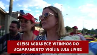 Gleisi Hoffmann visita acampamento em Curitiba