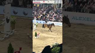 Shocking Fall at Horse Show: A Pro's Near Miss!