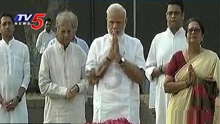 PM Modi pays tribute to Mahatma Gandhi at Rajghat | Gandhi Jayanti | TV5 News