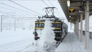 雪の敦賀駅　トワイライト色のEF81単機　Electric locomotive EF81, Snowy JR Tsuruga Station　(2015.2.10)